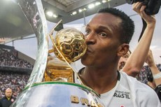 O atacante Jô trocou o Corinthians pelo Nagoya Grampus do Japão, mas espera jogar pela Seleção Brasileira na Copa da Rússia