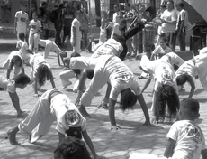 O projeto trabalha com crianças, jovens e adultos, tendo como principal objetivo o ensino da capoeira como instrumento de educação e promoção da paz.