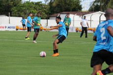 Leston Júnior observa treino coletivo na Maravilha do Contorno durante a semana de preparativos para o jogo contra o Atlético