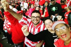 Torcedores que enfrentam a batalha contra a homofobia durante os jogos de futebol pelo Brasil