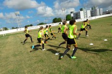 Atletas do Kashima participam de aquecimento no CT Ivan Thomaz, palco do jogo de amanhã contra o Botafogo