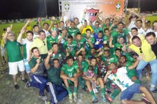 Integrantes do Nacional de Patos durante a comemoração da conquista do Campeonato Paraibano da Segunda Divisão no Estádio Silvio Porto