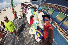 No pódio da categoria Sub-14, Yuri ergue a bandeira da Paraíba após a vitória no surf