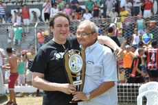 Petrônio Gadelha (D) vai continuar dirigindo o alvinegro de Campina Grande