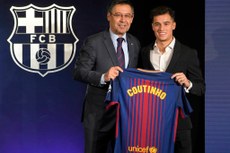 Philippe Coutinho troca o Liverpool da Inglaterra pelo Barcelona, em uma das transações mais caras do futebol mundial