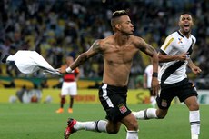 Na hora de comemorar o gol, o jogador sempre tira a camisa para extravasar a sua alegria