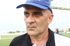 O técnico Itamar Schülle vê repetição de erros no ataque botafoguense e cobra melhor finalização