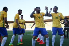 Gabigol comemora ao lado de Neymar após abrir o placar para a Seleção Olímpica