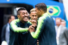 O zagueiro Thiago Silva brinca com Paulinho em treinamento da seleção e prevê um jogo muito complicado