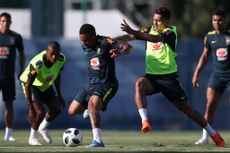 Novidade do treinamento foi a presença do volante Fred, já recuperado da contusão, mas está fora do jogo