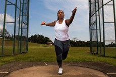 Andressa - que vai disputar os jogos na prova de lançamento de disco - (foto), vai conduzir a tocha juntamente com Aline Waleska (handebol) e Jailton Lucas (atletismo)