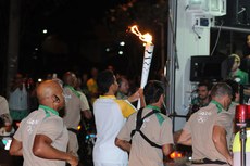 Por onde passa, a tocha olímpica vem atraindo centenas de pessoas desde que chegou ao Brasil, em 3 de maio, após ser acesa na Grécia