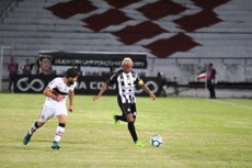 O Galo de Marcelinho Paraíba jogou no Arruda e foi goleado pelo Santa Cruz por 3 a 0, deixando o time na lanterna do Grupo A da Copa NE 