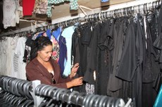 Nesses estabelecimentos a variedade de peças é o que mais encanta: roupas de criança, peças vintage, vestidos de festa