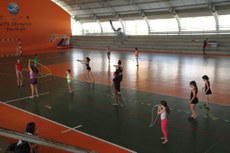 Crianças durante aulas de ginástica rítmica nas dependências da Vila: oportunidade de desenvolvimento pessoal e participação em competições esportivas