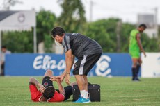 Zominha com o seu equipamento de trabalho em plena pandemia dando assistência aos jogadores de seu querido e amado clube. Foto: Guilherme Drovas/Botafogo