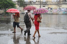 No centro da capital, o colorido das sombrinhas fez a proteção parcial de quem precisou sair às ruas no dia de ontem