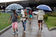 Orientação da Defesa Civil para a população é que as pessoas evitem sair de casa durante chuvas fortes