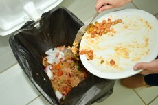 A falta de informações sobre os princípios nutritivos de cascas, talos e sementes leva a população a jogá-los no lixo