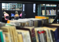 A biblioteca possui um amplo espaço de dois mil metros quadrados, dotado de 36 cabines