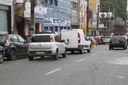 Estacionar o veículo em fila dupla é uma infração média que pode render multa no valor de R$ 130,16 e quatro pontos na carteira