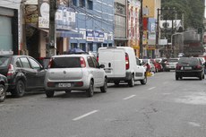 Estacionar o veículo em fila dupla é uma infração média que pode render multa no valor de R$ 130,16 e quatro pontos na carteira