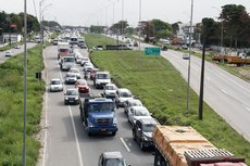 Pneus e pedaços de madeira foram utilizados pelos manifestantes para fechar a BR-101 Sul