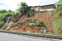 A barreira cedeu em encosta do Castelo Branco, atrapalhando o trânsito na BR-230. Moradores de casas que ficam na área foram retirados.