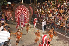 Sete tribos indígenas e quatro clubes de orquestras, de vários bairros, desfilam na Avenida Duarte da Silveira nesse primeiro dia de Carnaval