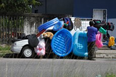 Os produtos expostos para vendas que vão desde acessórios para carros e até brinquedos e piscinas infláveis