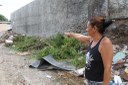 Djaneide Camelo dos Santos F Evandro 1.JPG O acúmulo de lixo em terrenos é um dos desafios frente às arboviroses. Djaneide Camelo diz que a coleta é regular, mas a população joga lixo na rua