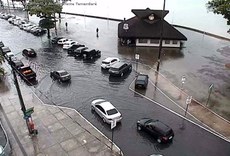 Em Manaíra, a chuva e um bueiro entupido alagaram a área entre as avenidas Ruy Carneiro e Almirante Tamandaré