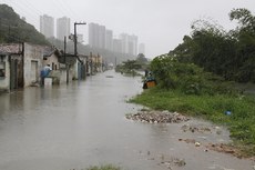 Famílias do bairro São José tiveram as casas invadidas pelas águas do Rio Jaguaribe e foram encaminhadas para abrigos