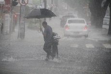 Na avenida Dom Pedro I, a chuva alagou lojas e deu trabalho aos comerciantes