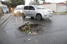 O buraco existente na Rua Diógenes Gomes da Silva, em Mangabeira, tem causado transtornos a moradores da área e motoristas