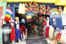 No comércio pessoense a procura dos foliões por fantasias e adereços já começou