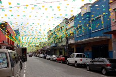 Avenidas do setor comercial da capital estão enfeitadas com as cores da seleção. Lojas expõem produtos para serem usados por torcedores