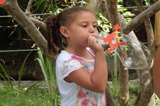 A criançada de quatro a 12 anos participou de trilhas ecológicas, de oficinas de amarelinha, bola de gude, peão, bambolê, pula-corda, elástico, bolinha de sabão, entre outras atividades