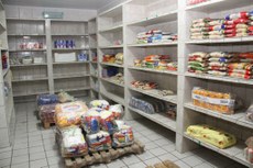 Estoque de alimentos arrecadados através de doações está em baixa na Vila Vicentina, entidade filantrópica que existe há 71 anos no bairro da Torre e que, atualmente, acolhe 61 idosos