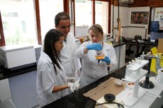 Pelo menos sete alunos de pós-graduação de biotecnologia, colaboram como monitores dos experimentos laboratoriais