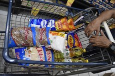 Com alta no preço dos alimentos, seria necessário um salário de R$ 5.997,14 para manter uma família de quatro pessoas no país. Foto: Roberto Guedes