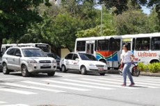 O Código Brasileiro de Trânsito diz que a sinalização das faixas deve ser visível e legível tanto de dia quanto à noite