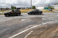 Contorno do bairro Costa e Silva, na BR-101, é um dos trechos mais danificado s e que são alvo de reclamação dos motoristas