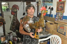 O paraibano Joaquim Davi da Silva Neto, conhecido como Joca dos Galos, sobrevive do artesanato de resíduos descartados desde 2000