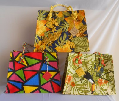 Casal de italianos encontrou na Praia de Jacumã a inspiração para a confecção artesanal de bolsas a partir de caixas de leite e de suco