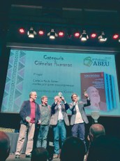 Cidoval Morais e Alexandre Macêdo (ambos com o prêmio), na cerimônia, em São Paulo