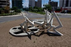 Ferrugem provocou a queda, há pelo menos cinco dias, do monumento de ferro, que representa um pássaro 