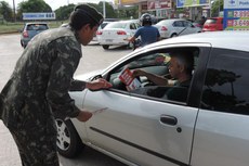 Militares e agentes distribuíram 150 mil panfletos e cartazes para conscientizar a população sobre a eliminação dos focos do mosquito Aedes aegypti