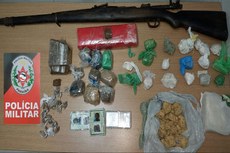 A Polícia Militar apreendeu um fuzil calibre 762, de uso restrito das Forças Armadas