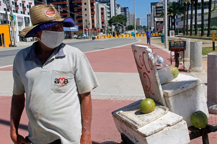 20200713-Flexibilizaçao-PraiaTambaúvendedor de coco, Russo Emanuel-MarcusAntonius (12).JPG